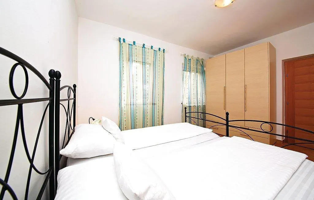 Vakantiehuis 2 Bedroom Stunning Home In Pula